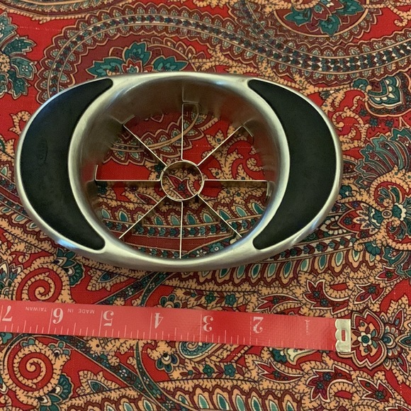 Metal silver and black easy grip apple slicers. See photos for details - Picture 3 of 5